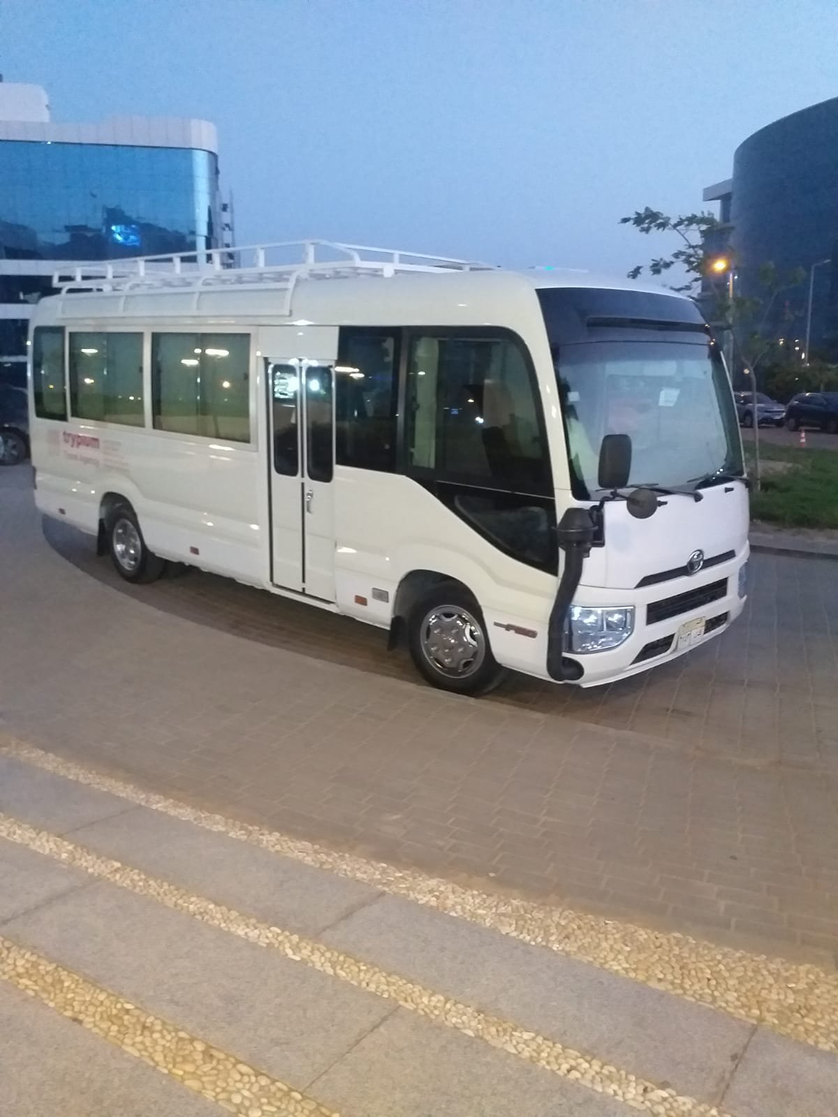 كوسترات حديثه للايجار بالسائق